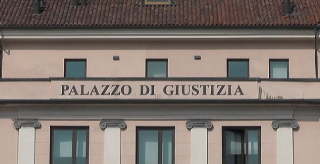 Sequestrano, picchiano e buttano giù un uomo dal balcone, due arresti ad Asti